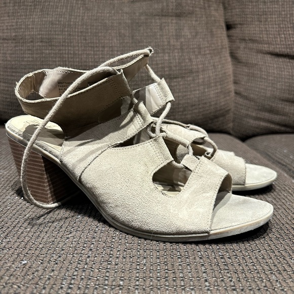 Time and Tru Tan Heels 9.5 - Picture 3 of 3